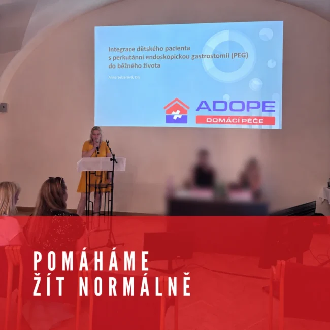 Přednáška na kongresu SKVIMP s logem ADOPE na obrazovce.