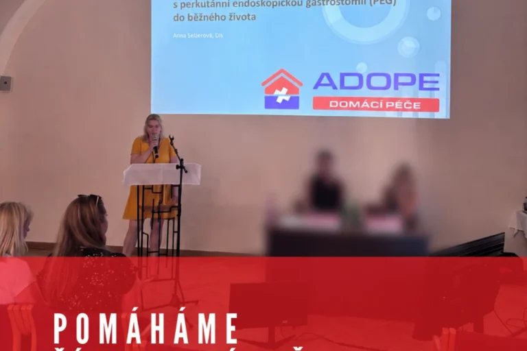 Přednáška na kongresu SKVIMP s logem ADOPE na obrazovce.